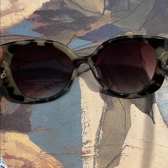 Sunglasses display picture 2